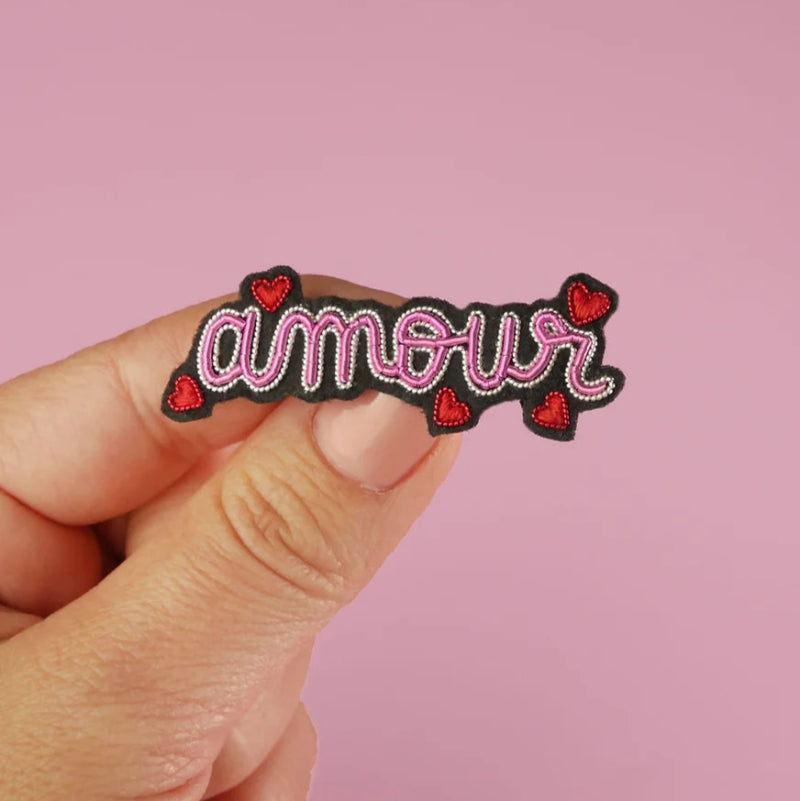 Broche brodée - Amour