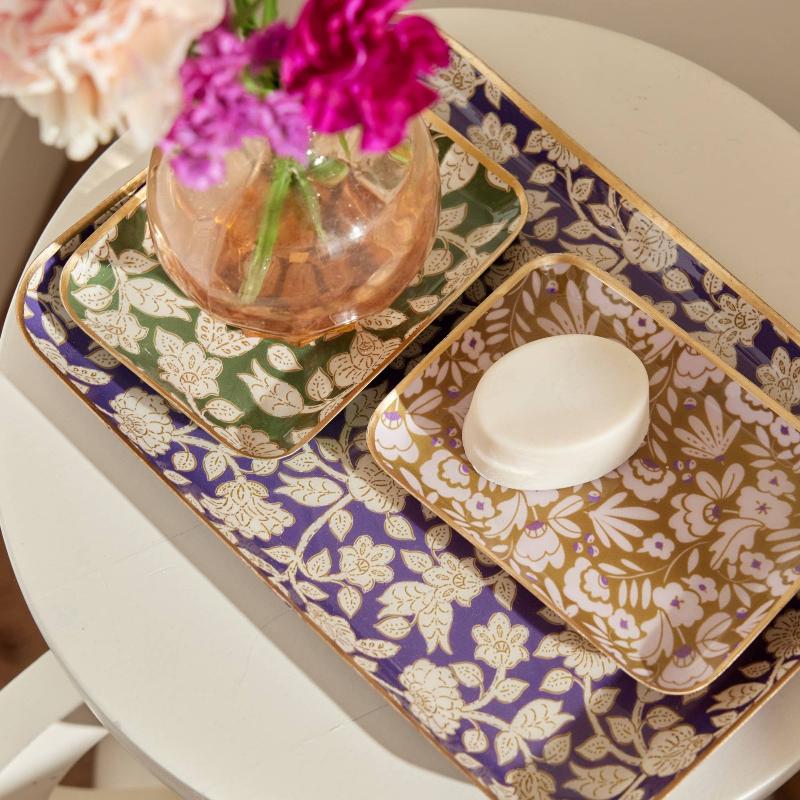 Plateau bohème chic à fleurs en métal émaillé Jaya Violine