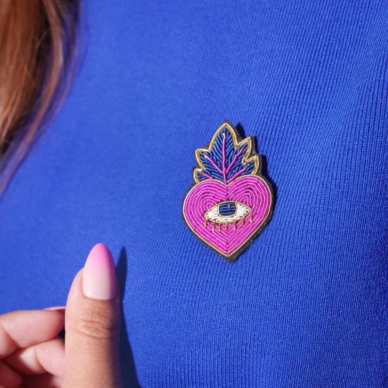 BROCHE EX-VOTO BRODEE MAIN AUX COULEURS VIVES