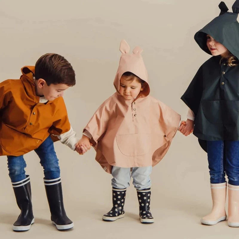 Une superbe cape de pluie unisexe imperméables à oreilles pour protéger les kids des petites et grandes averses.