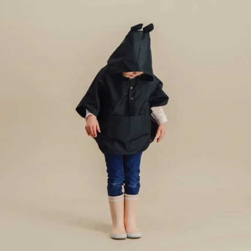 Une superbe cape de pluie unisexe imperméables à oreilles pour protéger les kids des petites et grandes averses.
