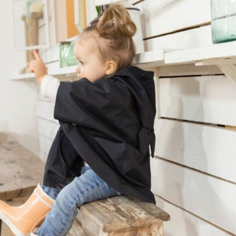 Une superbe cape de pluie unisexe imperméables à oreilles pour protéger les kids des petites et grandes averses.