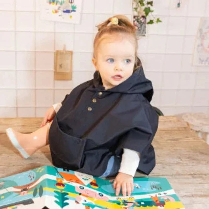Une superbe cape de pluie unisexe imperméables à oreilles pour protéger les kids des petites et grandes averses.