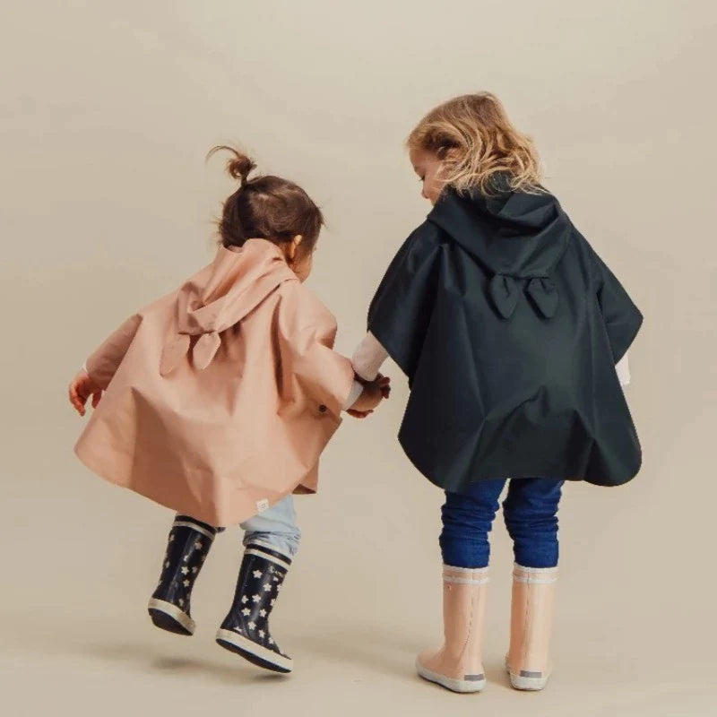 Une superbe cape de pluie unisexe imperméables à oreilles pour protéger les kids des petites et grandes averses.