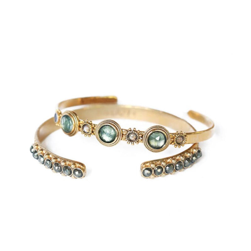 Collection Jasmine LA2L Bracelet jonc en laiton bain d’or 24 carats et pierres semi précieuses. Disponible en (sur commande) : - Améthyste / tourmaline rose - Serpentine / péridot - Tourmaline rose / grenat - Tourmaline bleue / labradorite Une création artisanale réalisée par Marie-Hélène Spitzer dans son Atelier du Haut Marais à Paris. Taille ajustable Fabriqué en France Un jonc à associer avec les autres créations LA2L. Épaisseur 0,3 mm au plus fin, 1 cm au plus large.