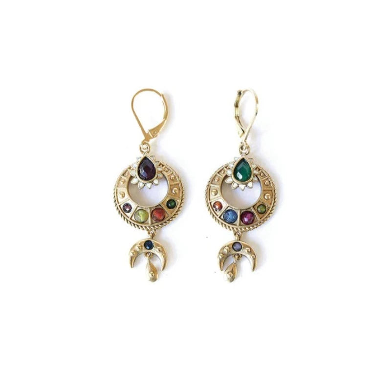 Collection Milane - Nouveauté LA2L Une création artisanale réalisée par Marie-Hélène Spitzer dans son Atelier du Haut Marais à Paris. Boucles d'oreilles en laiton bain d'or 24 carats et mélange de pierres semi précieuses. Longueur : 3,5 cm. Fabriquées en France