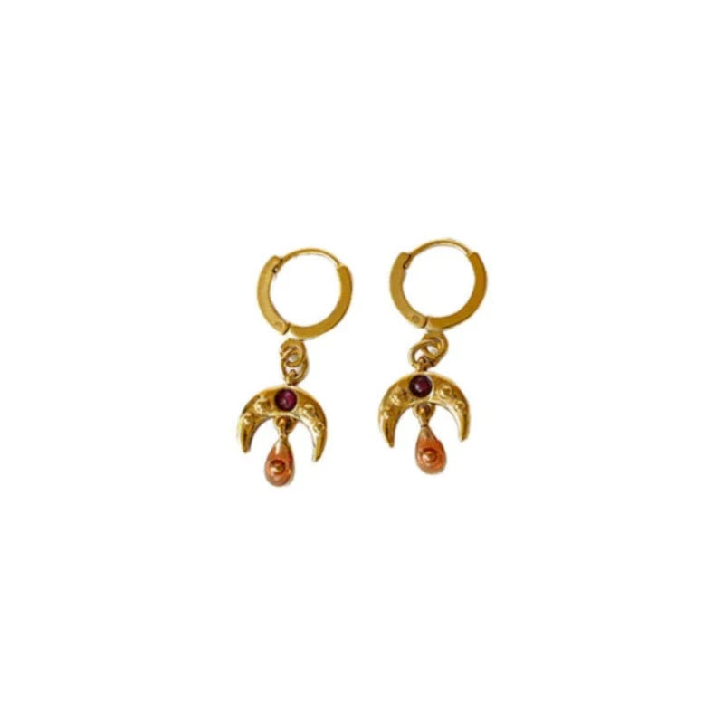 Collection Zoé - Nouveauté LA2L Une création artisanale réalisée par Marie-Hélène Spitzer dans son Atelier du Haut Marais à Paris. Boucles en laiton bain d'or 24 carats, pierres semi précieuses et émail. Coloris disponibles : grenat / émail rose, agate verte / émail bleu nuit. Longueur : 2,5 cm. Fabriquées en France