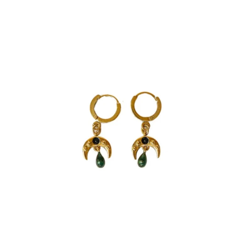 Collection Zoé - Nouveauté LA2L Une création artisanale réalisée par Marie-Hélène Spitzer dans son Atelier du Haut Marais à Paris. Boucles en laiton bain d'or 24 carats, pierres semi précieuses et émail. Coloris disponibles : grenat / émail rose, agate verte / émail bleu nuit. Longueur : 2,5 cm. Fabriquées en France