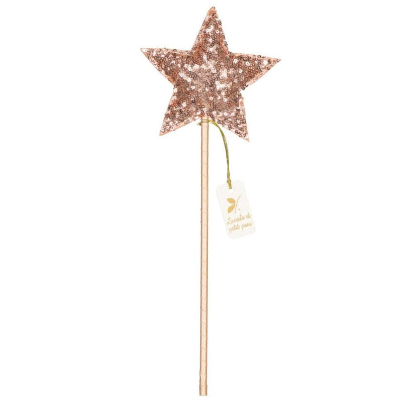 C'est l'accessoire indispensable des fées en herbe ! On l'associe à la couronne en sequins dorés et une jolie cape en tulle et vous voilà parée pour allumer les étoiles ! Ornée d'une étoile pailletée rose ou or. Longueur : 40 cm