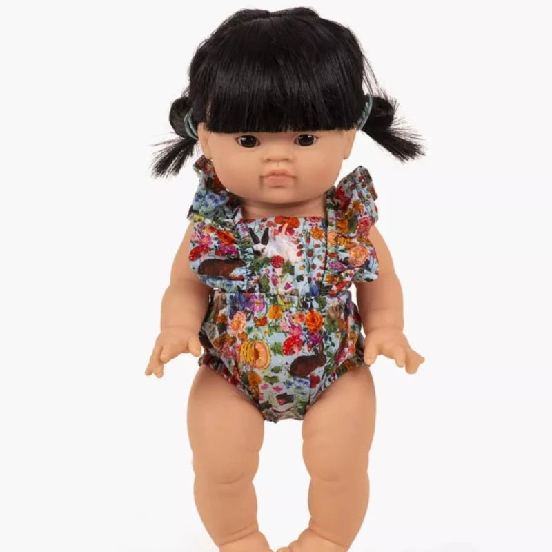 Une jolie barboteuse en milleraie pour habiller la poupée Gordis - Minikane de votre enfant. Pour parfaire le style de sa petite poupée, votre enfant craquera pour la barboteuse Retro Lou Peacocks Roses ! Convient aux poupées de 34 cm.