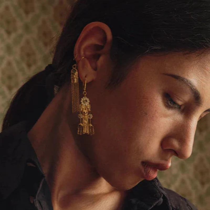 Collection Rory - une Nouveauté ! Une création artisanale et originale réalisée par Marie-Hélène Spitzer dans son Atelier du Haut Marais à Paris. Boucles d’oreilles en laiton bain d'or 24 carats et pierres semi précieuses. Disponible avec les pierres suivantes : Tourmaline Rose ou Tourmaline Bleue Longueur totale 5 cm. Longueur chaîne 3 cm.
