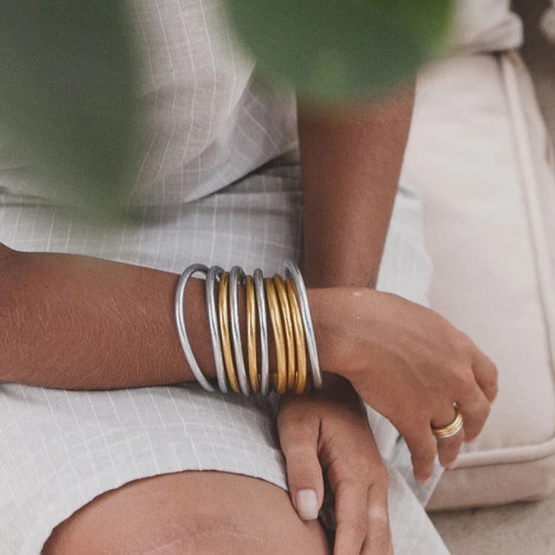 Shan-Shan Paris propose des bracelets bouddhistes. Kumali est un assemblage de feuilles d'or, scellées grâce à une prière de protection et des huiles sacrées, gravés de mantras : porte-bonheur et d’amour. Jouez l'accumulation avec ces bracelets légers, souples, confortables, imperméables et résistants au temps. Il existe différents modèles tressé, double tressé, twisté, fin, épais disponibles en boutique ou sur notre e-shop.
