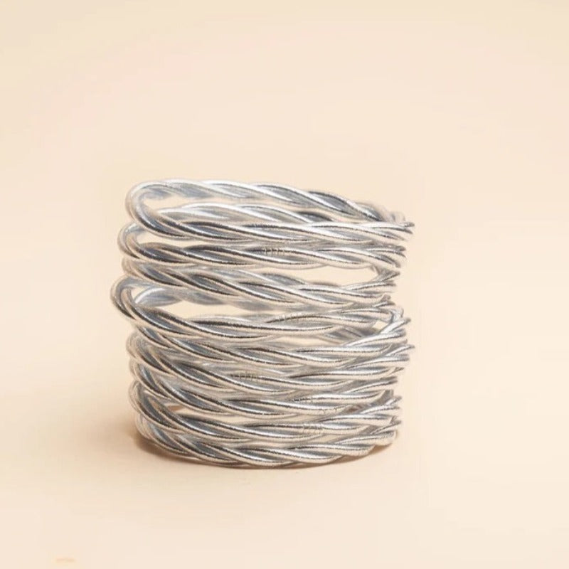 Shan-Shan Paris propose des bracelets bouddhistes. Kumali torsadé est un assemblage de feuilles d'or, scellées grâce à une prière de protection et d'huiles sacrées. Jouez l'accumulation avec ces bracelets légers, souples, confortables, imperméables et résistants au temps. Il existe différents modèles tressé, double tressé, twisté, fin, épais disponibles en boutique ou sur notre e-shop.