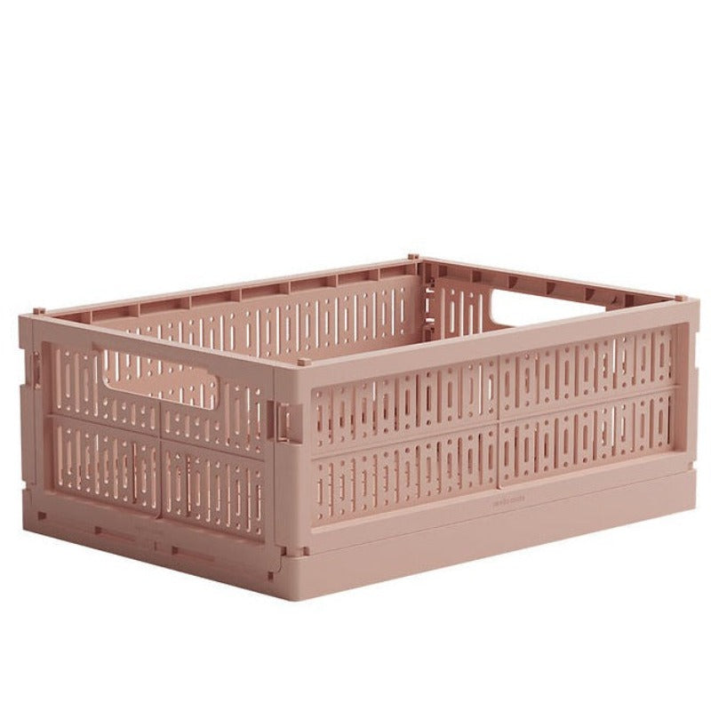 Caisse pliante et superposable Made Crate, complémentement conçue en matériau recyclé. Concue et fabriquée en Europe. Dimensions : 33x24x13cm.