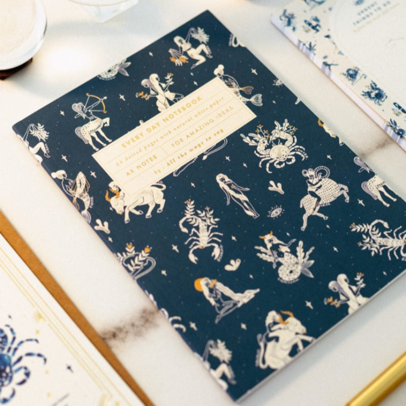 Découvrez la marque française All The Ways to Say. Avec humour et style, leurs produits arborent un design unique et décalé, toujours très coloré. Ce cahier Astro vous permettra de coucher sur un papier de qualité vos idées sur l’instant et vos pensées de la journée. De format A5, ce cahier arbore une couverture colorée sur le thème de l’astrologie. A chacun son signe !