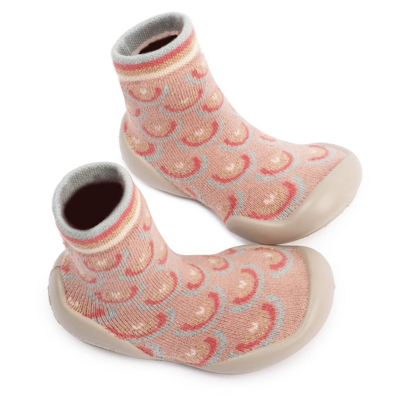 Ces chaussons-chaussettes sont parfaits moelleux et confortables pour toute la famille. Ils sont composés de fils de grandes qualités, sélectionnés pour une meilleure durabilité et un impact écologique réduit. Les chaussons Collégien disposent d'une semelle ergonomique, antidérapante, et micro-aérée. Leur semelle est souple et solide. Ils sont lavables en machine, à 30°, un ensemble d’atouts pour vous faciliter votre quotidien, des chaussons propres comme au 1er jour, dès que vous le souhaitez!