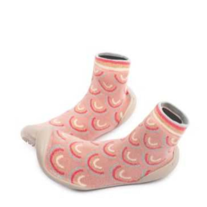 Chaussons-chaussettes Arc-en-Ciel rosesont parfaits moelleux et confortables pour toute la famille. Ils sont composés de fils de grandes qualités, sélectionnés pour une meilleure durabilité et un impact écologique réduit. Les chaussons Collégien disposent d'une semelle ergonomique, antidérapante, et micro-aérée. Leur semelle est souple et solide. Ils sont lavables en machine, à 30°, un ensemble d’atouts pour vous faciliter votre quotidien, des chaussons propres comme au 1er jour, dès que vous le souhaitez!