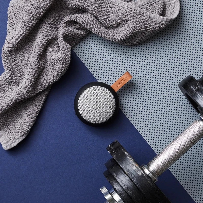 Avec ses formes arrondies et son design élégant, le haut-parleur en tissu aGO 2 est un choix évident qui s'intégrera parfaitement dans votre maison et vous pourrez l'emmener avec vous en déplacement. Grâce à son indice de protection IPX5, le temps humide n'est pas un obstacle, ce qui signifie qu'il est parfait pour être emporté à la plage ou laissé sur le patio ou dans la salle de bains.