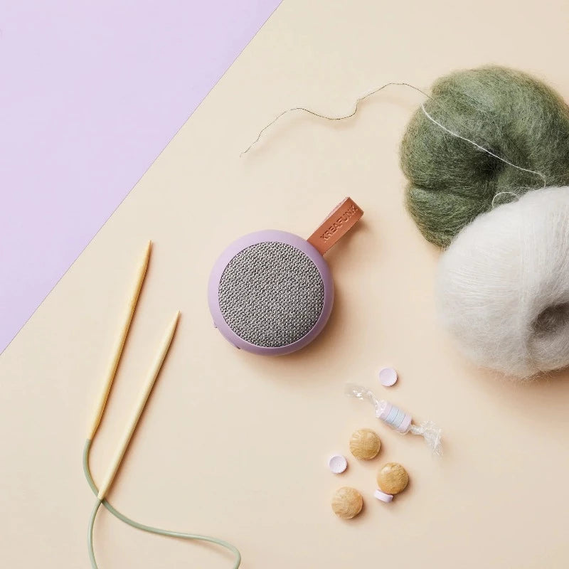 Avec ses formes arrondies et son design élégant, le haut-parleur en tissu aGO 2 est un choix évident qui s'intégrera parfaitement dans votre maison et vous pourrez l'emmener avec vous en déplacement. Jusqu'à 10 heures d'autonomie, vous n'avez pas à vous soucier de transporter un chargeur lors de vos déplacements et vous la rechargerez en seulement 2 ou 3 heures.