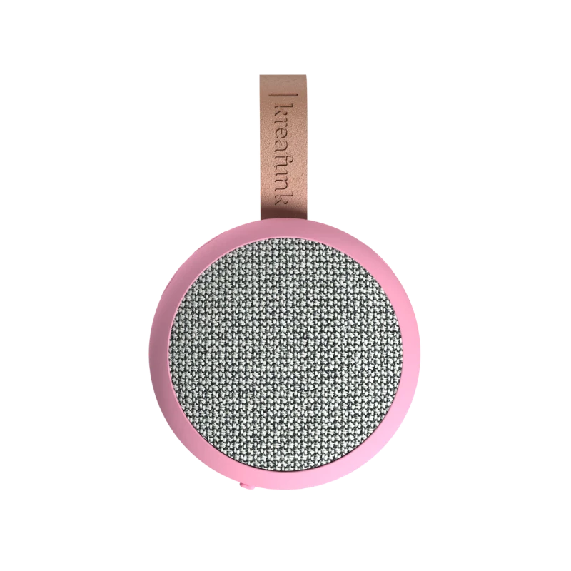 Grâce à son indice de protection IPX5, le temps humide n'est pas un obstacle, ce qui signifie qu'il est parfait pour être emporté à la plage ou laissé sur le patio ou dans la salle de bains. La façade textile est fabriquée à partir d'un textile doux et recyclé composé à 98% de bouteilles en plastique donnant un aspect magnifique et distinctif.