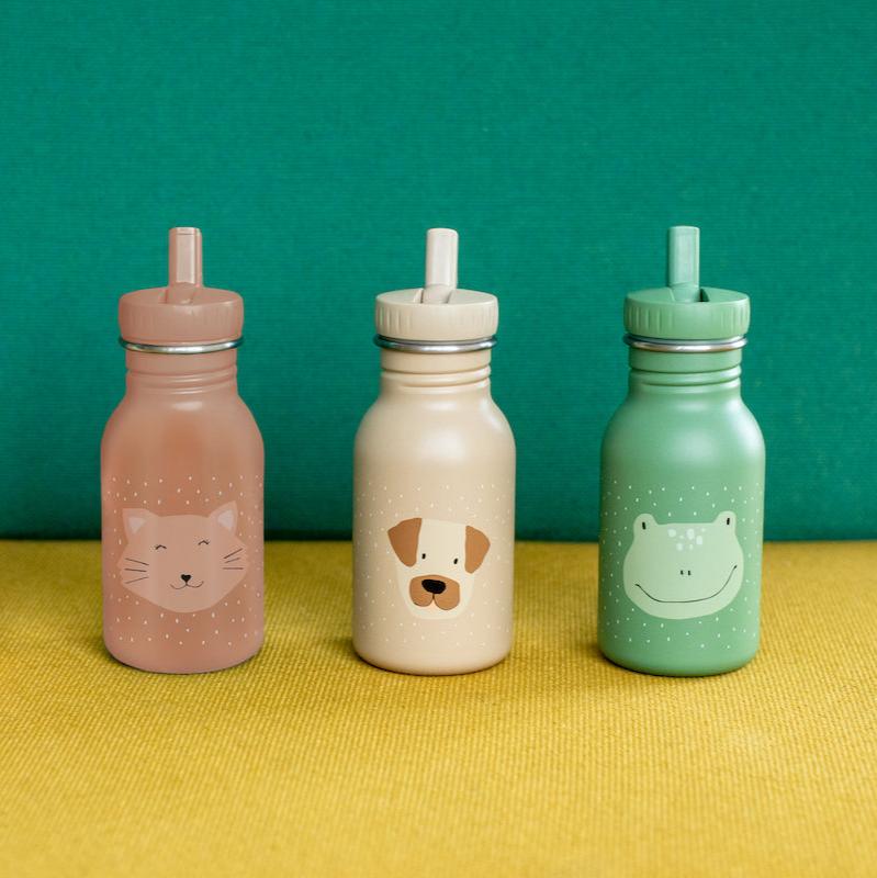 Gourde en acier inoxydable Les gourdes trixie possèdent un design coloré et épuré. Très pratique avec leur petite lanière amovible pour les porter au poignet, votre enfant aura toujours sa boisson à porter de main. Elles sont déclinées en plusieurs modèles : ours polaire, lion, crocodile, lapin, flamant rose, homard, tigre, singe ...