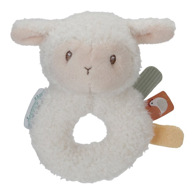 Ce petit mouton à la fourrure douce aime jouer avec les bébés. Il fait du bruit ! Chaque fois que vous le bougez, vos efforts sont récompensés par un son de hochet. La hochet en forme d'anneau peut être facilement saisie par les petites mains d'enfants. Il y a 3 petites étiquettes sur le hochet à explorer. Cette petite peluche sonore est le premier jouet idéal pour que votre petit bout joue et s’amuse.