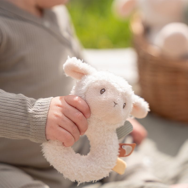 Ce petit mouton à la fourrure douce aime jouer avec les bébés. Il fait du bruit ! Chaque fois que vous le bougez, vos efforts sont récompensés par un son de hochet. La hochet en forme d'anneau peut être facilement saisie par les petites mains d'enfants. Il y a 3 petites étiquettes sur le hochet à explorer. Cette petite peluche sonore est le premier jouet idéal pour que votre petit bout joue et s’amuse.