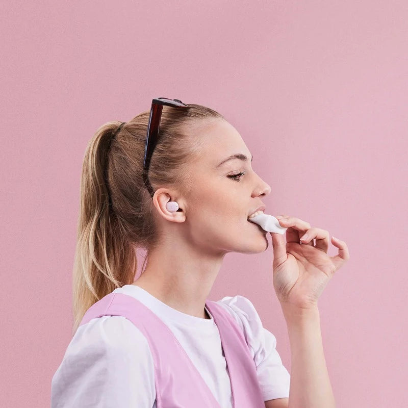 Découvrez cette paire de micro-oreillettes avec un son incroyable. Kreafunk a créé ses écouteurs sans fil avec leur boitier rechargeable. Avec quatre microphones intégrés, ils sont idéaux pour les appels téléphoniques. Ils sont à réduction de bruit, ce qui signifie qu'ils éliminent activement une grande partie des bruits de fond.