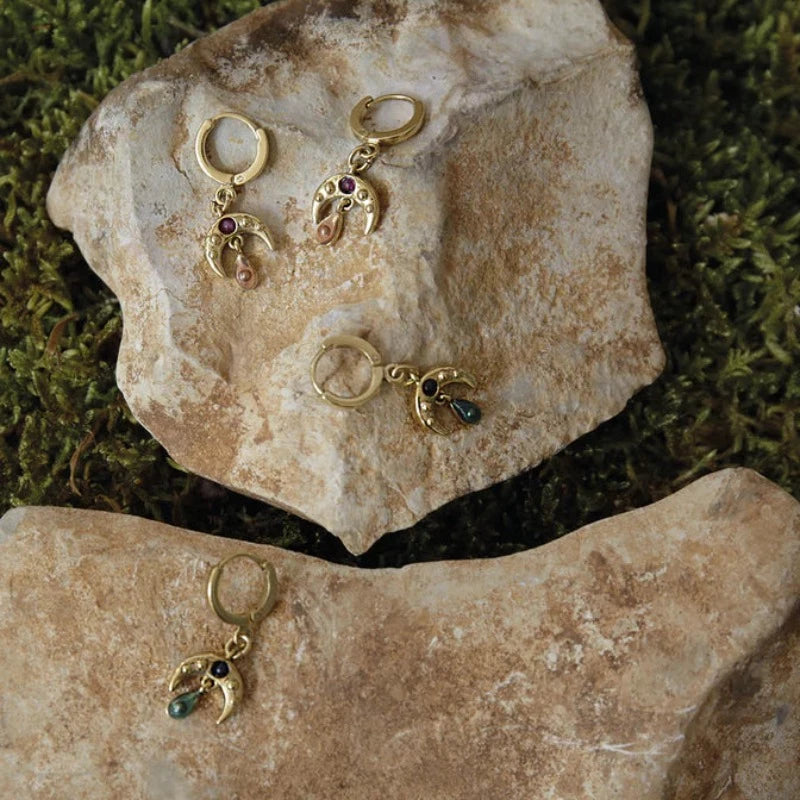 Collection Zoé - Nouveauté LA2L Une création artisanale réalisée par Marie-Hélène Spitzer dans son Atelier du Haut Marais à Paris. Boucles en laiton bain d'or 24 carats, pierres semi précieuses et émail. Coloris disponibles : grenat / émail rose, agate verte / émail bleu nuit. Longueur : 2,5 cm. Fabriquées en France