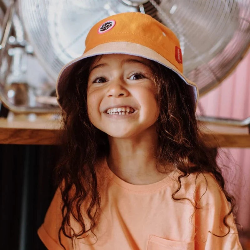 Le bob Mini Orange, un modèle de la collection de Bobs Hello Hossy, bestseller incontesté pour un look des beaux jours protégeant parfaitement du soleil.