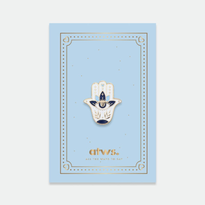 Avec humour et style, la marque All The Ways To Say arbore un design unique et décalé, toujours très coloré. Découvrez ce magnifique pin’s Fatma représentant une main bleutée avec un œil au centre dans un lotus afin d’ éloigner le mauvais œil. La marque française All The Ways To Say est une marque féminine et colorée !