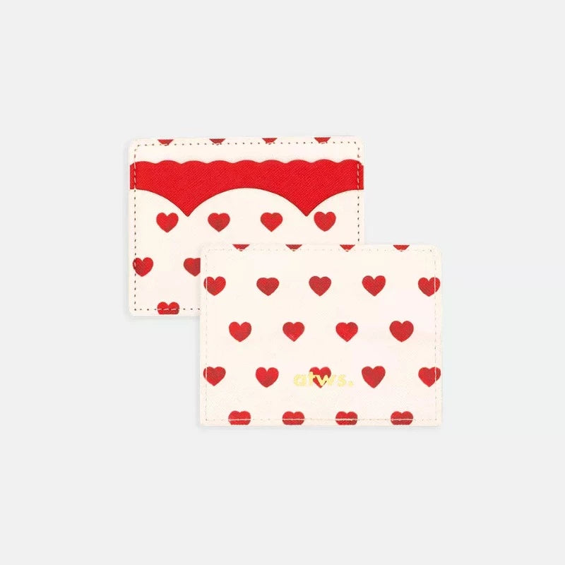 Porte-carte blanc avec de petits coeurs rouges, très pratique pour transporter ses cartes et disposant de deux compartiments au verso. Avec humour et style, la marque All The Ways To Say arbore un design unique et décalé, toujours très coloré. Découvrez notre sélection All the Ways to Say de beaux articles à s'offrir pour le plaisir ou pour le plaisir d'offrir ! Caractéristiques Fabriqué en cuir synthétique de haute qualité Dimensions : 8cm x 10,7cm