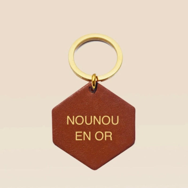 Un joli porte-clés à offrir fabriqué à la main en France. Chaque porte-clés est emballé dans un pochon en lin noir Découvrez nos autres modèles de porte-clés en cuir. Cuir tannage végétal Anneau doré Marquage lettres : Nounou en or Coloris : Camel Largeur du cuir : environ 4 cm Diamètre de l’anneau : environ 2,7 cm