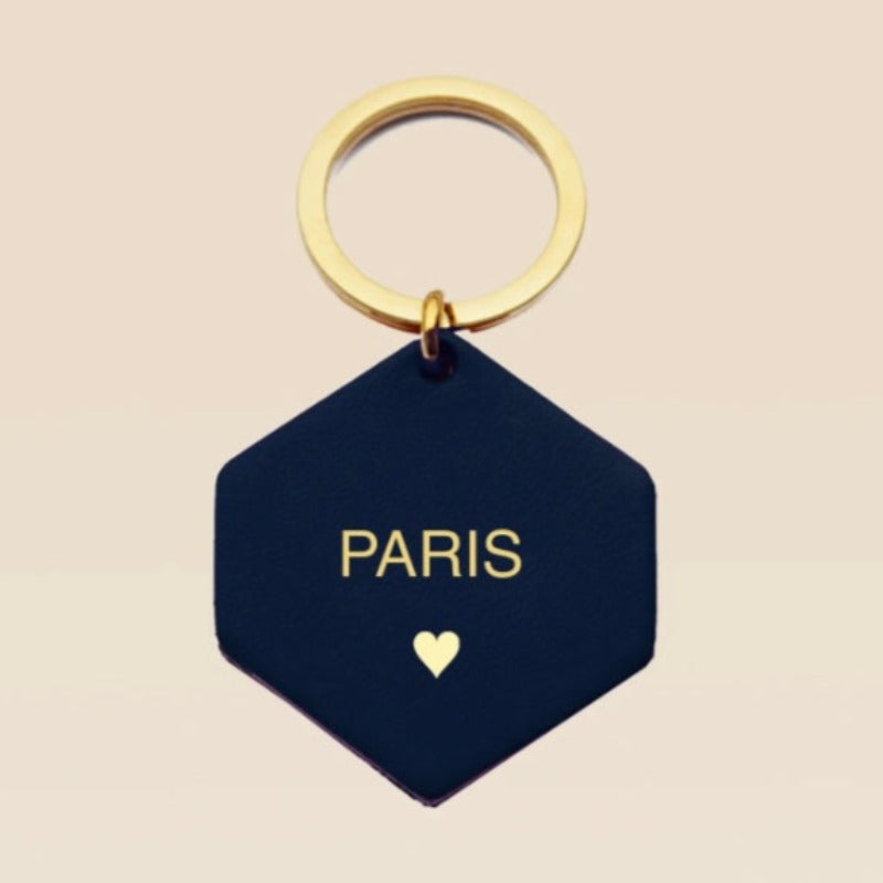 Un joli porte-clés à offrir fabriqué à la main en France. Chaque porte-clés est emballé dans un pochon en lin noir Découvrez nos autres modèles de porte-clés en cuir. Caractéristiques Cuir tannage végétal Anneau doré Marquage lettres : Paris Coloris : Bleu Nuit Largeur du cuir : environ 4 cm Diamètre de l’anneau : environ 2,7 cm