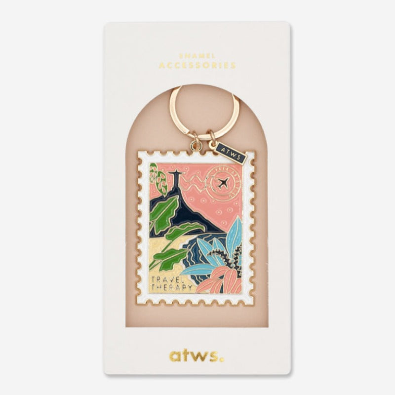 Avec humour et style, la marque All The Ways To Say arbore un design unique et décalé, toujours très coloré. Découvrez ce magnifique porte-clés représentant un timbre à l’effigie fleuri et coloré de Rio de la marque All the Ways To Say ! Un grand porte-clés de très belle qualité et au design unique ! Avec sa grande taille vous pourrez donner du style à votre trousseau de clefs !