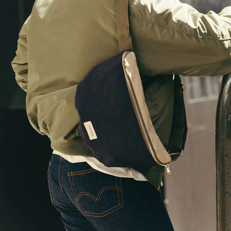 La célèbre Banane Custine revient dans une version triplement colorée : Bronx ! Les nuances de bleu, beige et de vert se marient harmonieusement pour créer une palette froide, vous plongeant dans une ambiance hivernale à la pointe de la mode. Sac Banane en coton recyclé ciré lui conférant un effet déperlant.