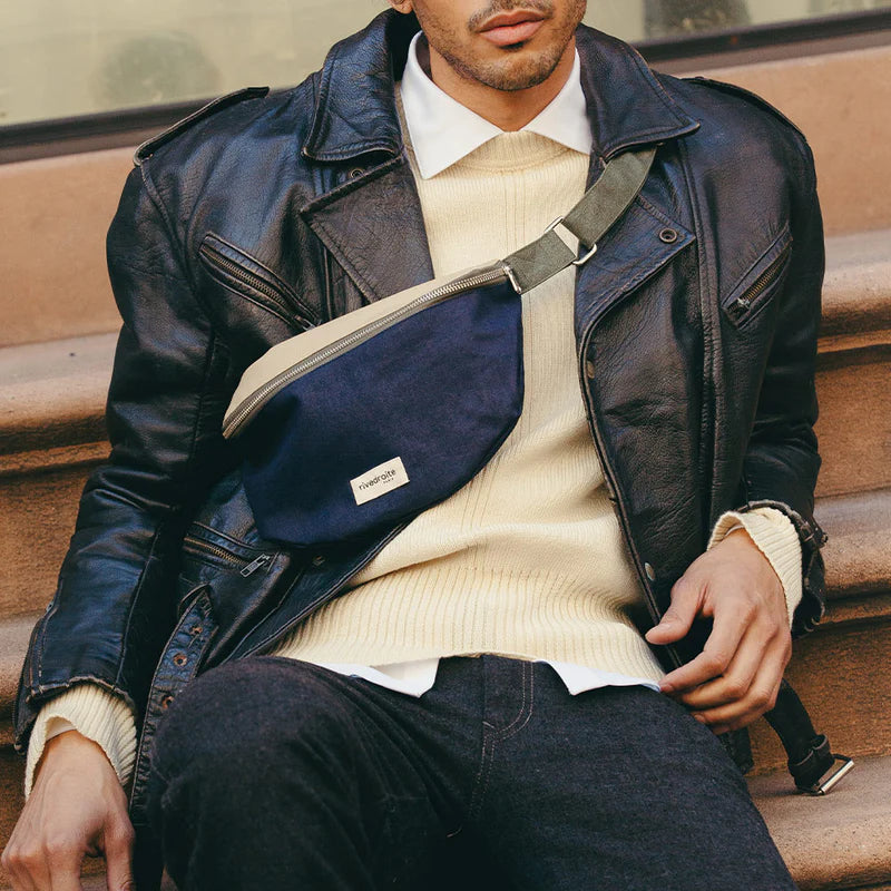 La célèbre Banane Custine revient dans une version triplement colorée : Bronx ! Les nuances de bleu, beige et de vert se marient harmonieusement pour créer une palette froide, vous plongeant dans une ambiance hivernale à la pointe de la mode. Sac Banane en coton recyclé ciré lui conférant un effet déperlant.