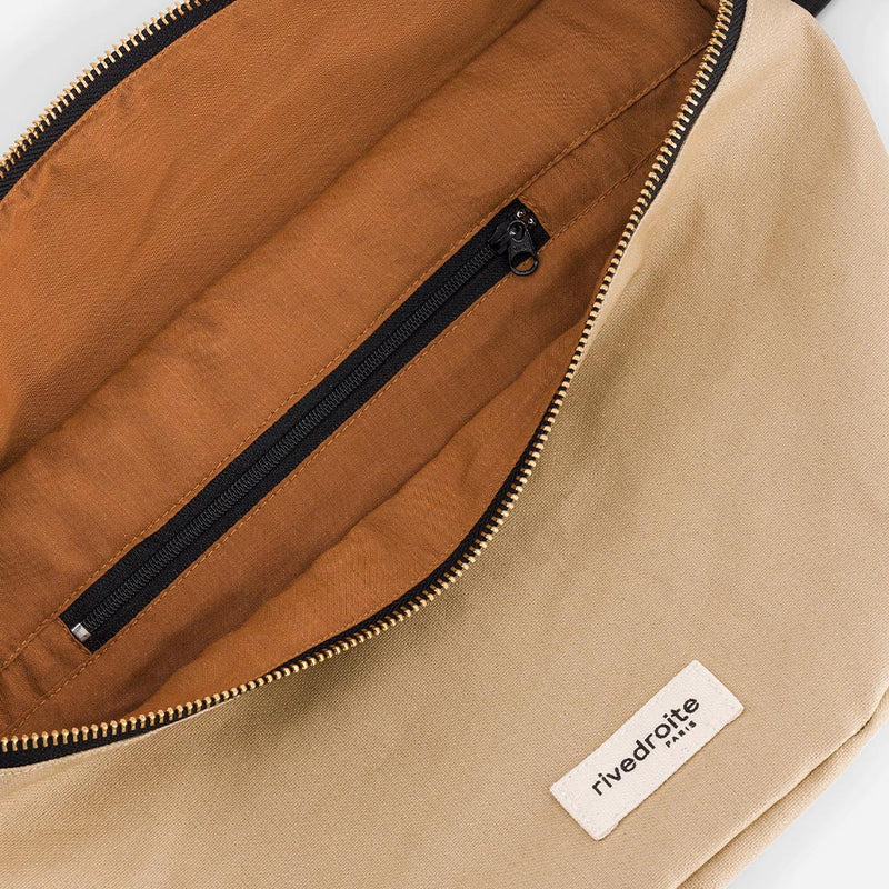 La célèbre Banane Custine revient dans une version triplement colorée : Manhattan ! Les nuances de beige, de noir et de tabac se marient harmonieusement pour créer une palette froide, vous plongeant dans une ambiance hivernale à la pointe de la mode.