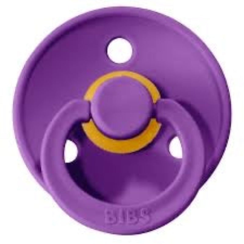 tétine bibs violette. Sucette ronde anatomique La tétine ronde BIBS est conçue en caoutchouc naturel durable et souple. Elle ne déforme ni le palais, ni la dentition en formation La collerette très légèrement incurvée est dotée d'aérations qui évitent l’accumulation de salive, les irritations et les marques.