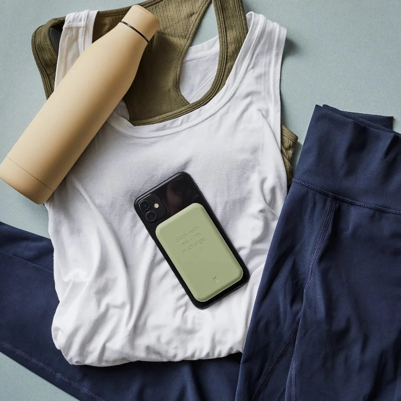 Avec le toCHARGE Qi, un téléphone déchargé ne sera plus jamais un problème pour VOUS ! Vous pouvez profiter de la commodité de la recharge sans fil. Facile à emporter, compact s'adaptant à la forme de votre téléphone, et en plus agréable au toucher. toCHARGE Qi peut recharger tous les téléphones qui prennent en charge la recharge sans fil.
