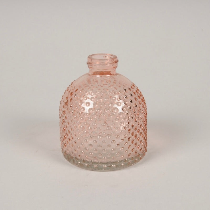 Petit soliflore décliné dans différentes formes et couleurs. Optez pour l'accumulation. Retrouvez notre sélection de vases, soliflores en boutique ou sur notre e-shop. Caractéristiques Coloris : rose Dimensions : diamètre 8cm hauteur 9 cm Diamètre de l'ouverture 2cm Matériau : verre à pois
