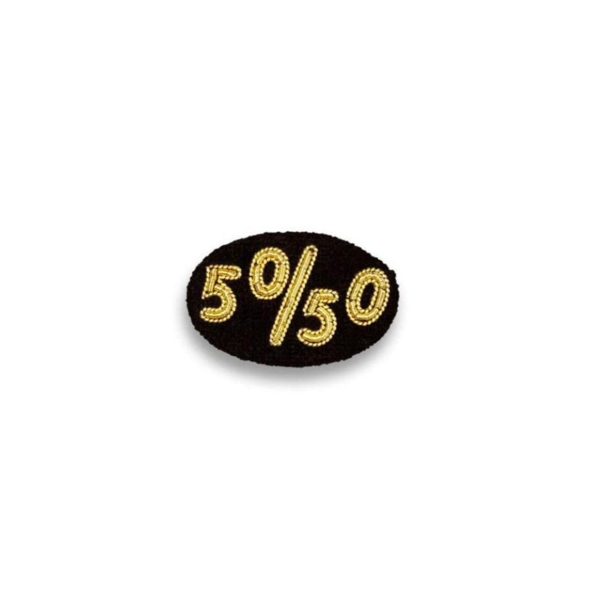 Broche brodée à la main en cannetille de la marque Macon et Lesquoy. Cette broche en noir et or représente le sigle 50/50 pour réfléchir à la parité homme femme dans le cinéma. Cette broche a été créée dans le cadre d'une collaboration entre M&L et le collectif 50/50
