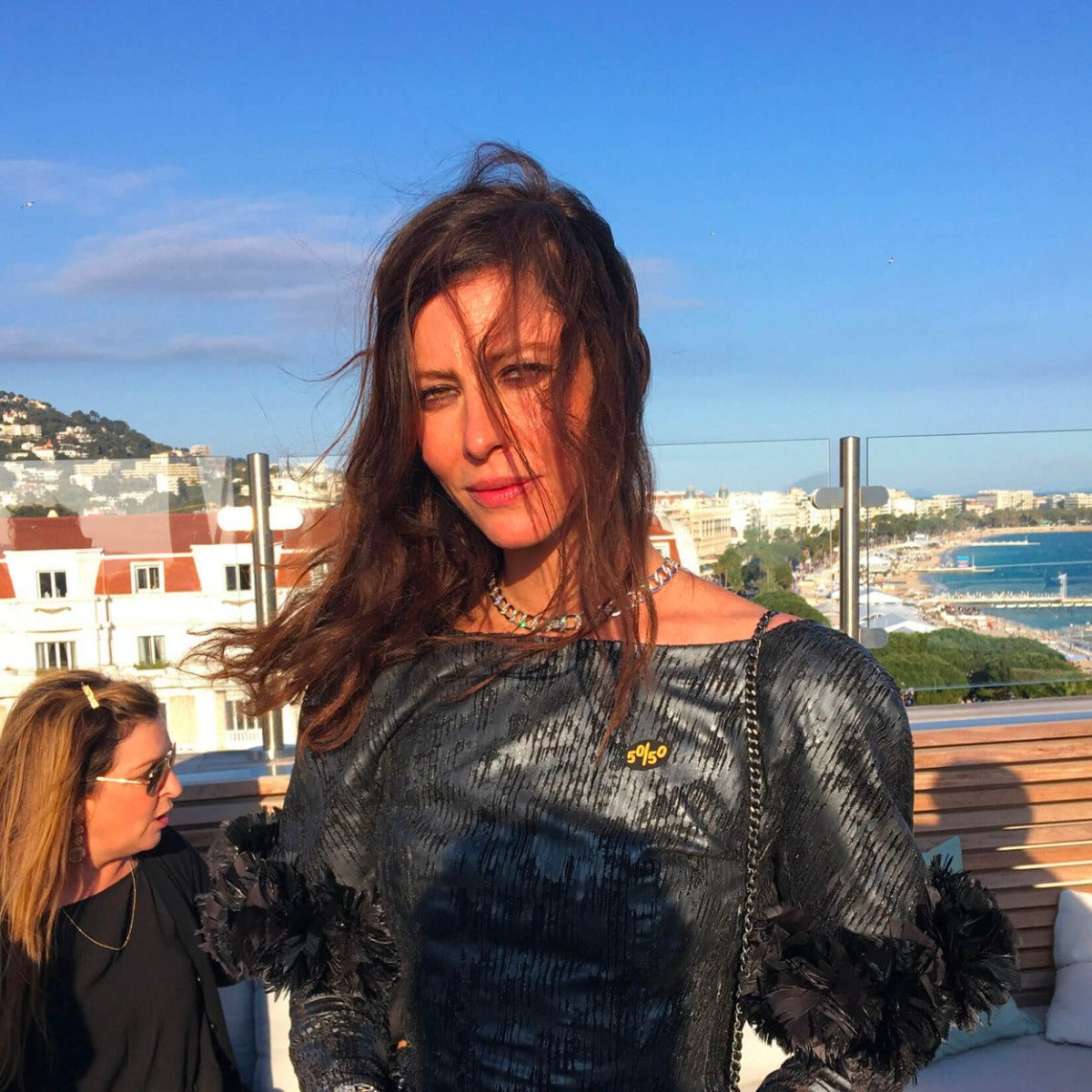 Broche brodée 50/50 portée par une actrice française