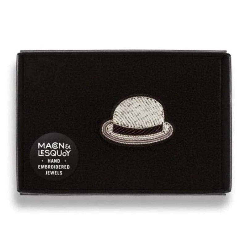 chez Maison Moon Broche brodée à la main en cannetille de la marque Macon et Lesquoy. Cette broche chapeau melon est argentée et noir