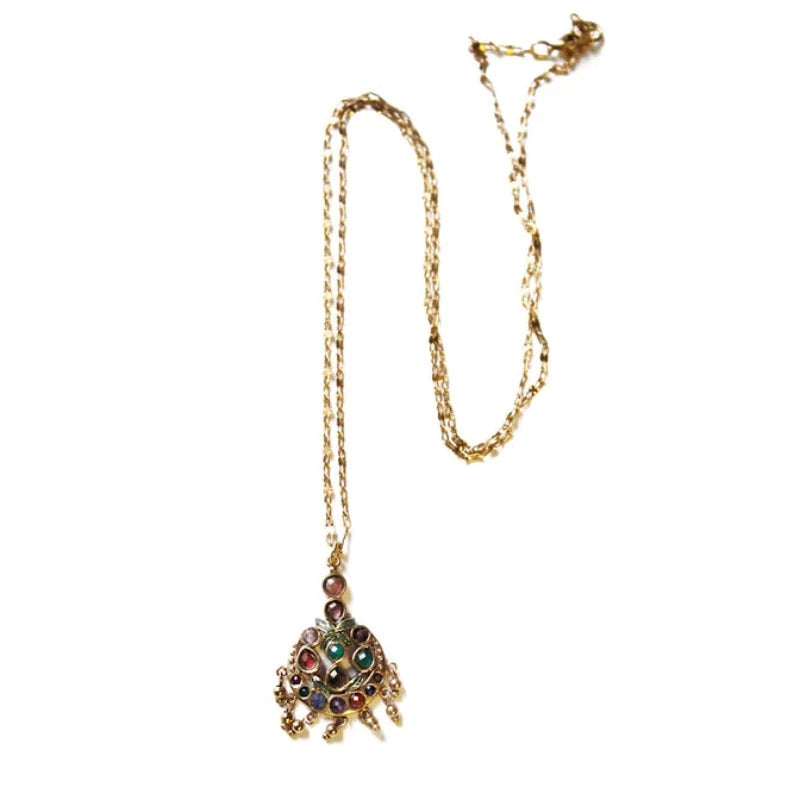 Sautoir Esmée de LA2L mélanges de pierres semi-précieuses et d'amail vert. Longueur 72cm et pendentif hauteur de 4 cm. Création artisanale française.