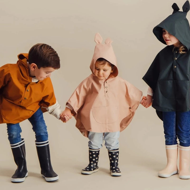 Une superbe cape de pluie imperméablesà oreilles pour protéger les kids des petites et grandes averses.