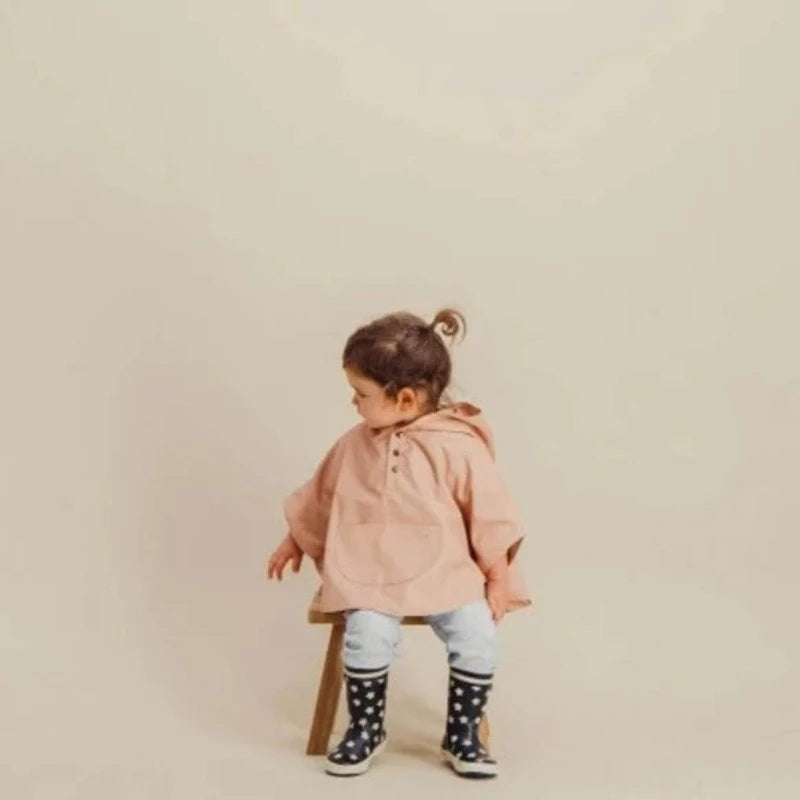 Une superbe cape de pluie unisexe imperméables à oreilles pour protéger les kids des petites et grandes averses.
