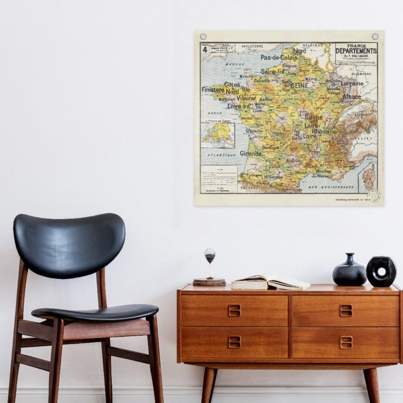 Les planches carte de France Lablache issues de la collection de la Banque de France, s’affichent facilement et décorent une cuisine, un bureau, ou trônent en bonne place au salon, apportant du caractère et une touche “intello” à la déco !