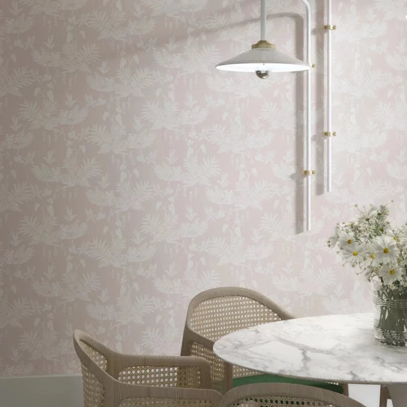 Ce papier peint intisse design aux motifs jungle de Season paper convient à toutes les pièces de la maison. Retrouvez toute la collection chez Maison Moon