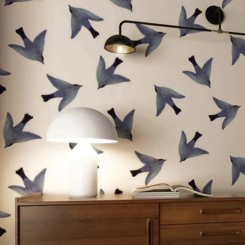 Ce papier peint intisse design aux motifs oiseaux de Season paper convient à toutes les pièces de la maison. Retrouvez toute la collection chez Maison Moon